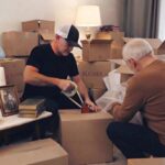Symbolbild: Victor Krauze hilft beim Umzug, klebt Kartons zu